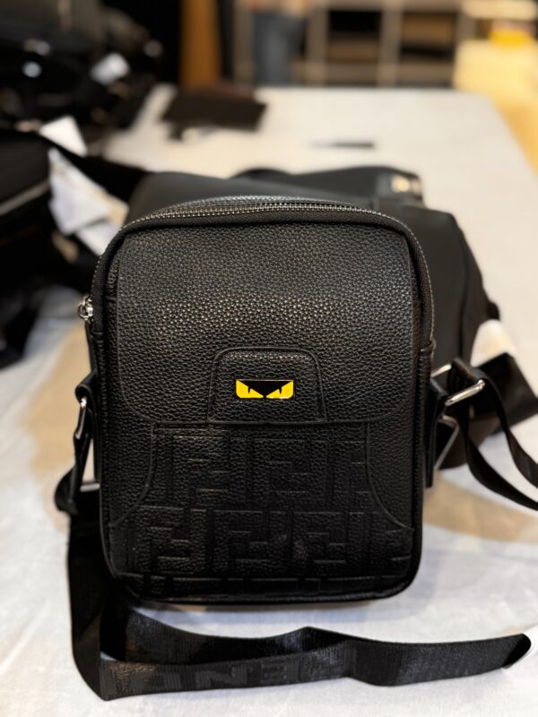 MODERN GENTLEMAN’S CROSSBODY BAG
